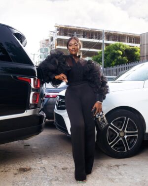 Linda Osifo Instagram - Good Friday, good people.🤎
April 5th look for @tecnomobileng #PhanthomVFold launch
#Outfit #blouse by @ciscacecilrtw & trouser by @julyetpeters
#LindaOsifoXTecno
#unfoldextraordinary
#phantomVFold