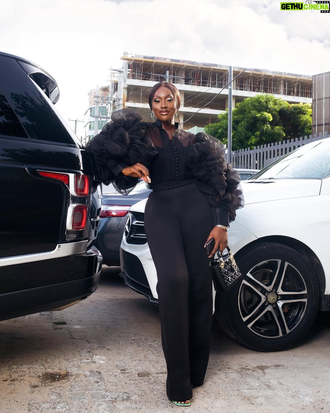 Linda Osifo - 48.4K Likes - Good Friday, good people.🤎

April 5th look for @tecnomobileng #PhanthomVFold launch 

#Outfit #blouse by @ciscacecilrtw & trouser by @julyetpeters 

#LindaOsifoXTecno 
#unfoldextraordinary 
#phantomVFold