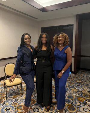 Linda Osifo Instagram - Passion is an important element in success. But executing is a vital step to the growth. -LAO
I’m so grateful to God for everything.
Here I am sharing a beautiful moment with a role model I look towards, Dr, veteran, Queen, screen goddess @realomosexy at the Entrepreneurial Leadership summit in Houston,Texas.
#📸 @akintayotimi
#lindaOsifo #LAO