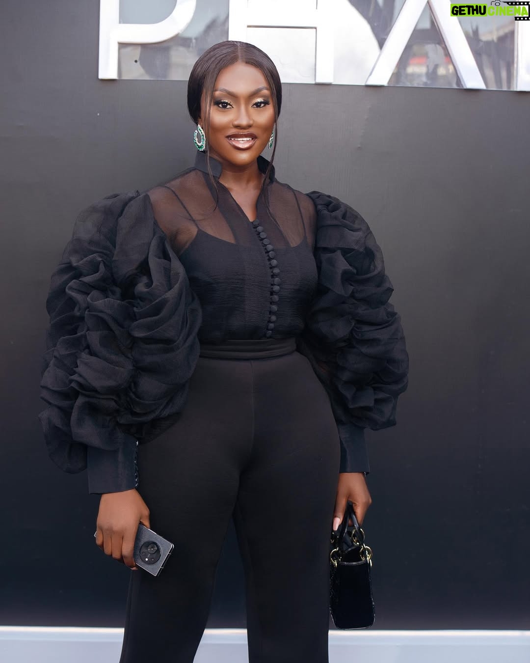 Linda Osifo - 48.4K Likes - Good Friday, good people.🤎

April 5th look for @tecnomobileng #PhanthomVFold launch 

#Outfit #blouse by @ciscacecilrtw & trouser by @julyetpeters 

#LindaOsifoXTecno 
#unfoldextraordinary 
#phantomVFold
