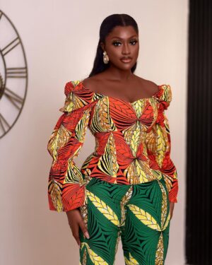 Linda Osifo Instagram - Normally, you should feel it. It gets better. My month of July⭐️.
New Week! #NewVibes #LAO 🤎
—————————
#outfit @weyimiii
#mua @beautybyluch
#hairstylist @daves_classik
#photo @yomi.visuals
#stylist @lindaosifo_instyles