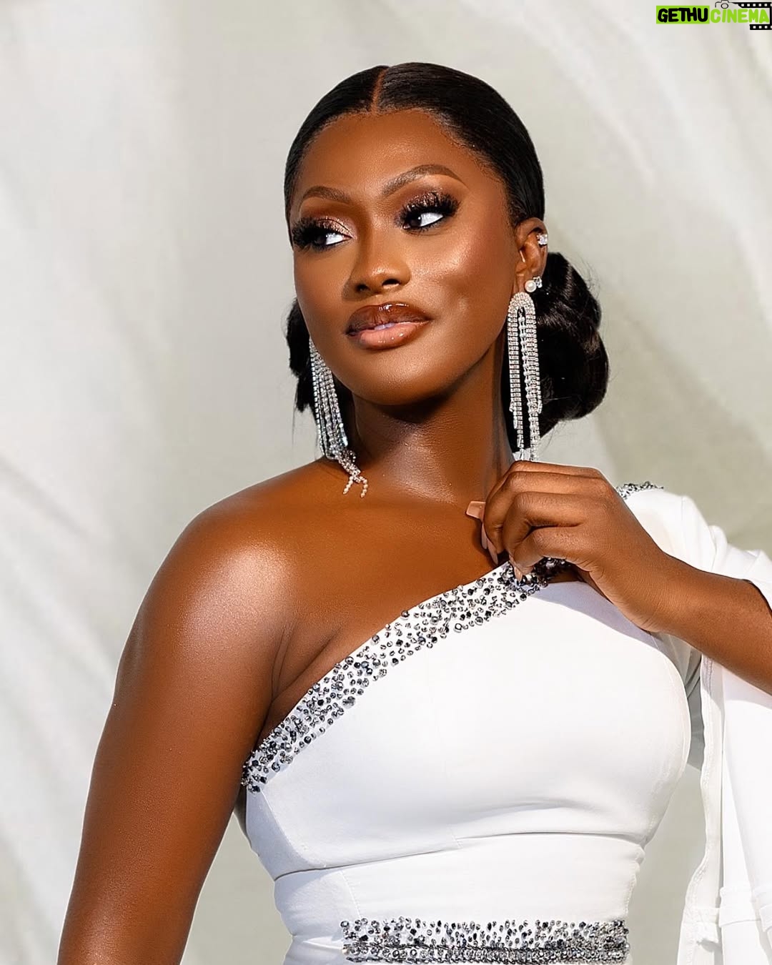 Linda Osifo - 98.3K Likes - Happy Birthday to me.🎂🤎🙏🥹

What more can I really ask from God?
Greatness, favour, prosperity, blessings and more God has given me. 
My prayer is to truly become the woman that He created me to be.

For this new age…all I pray for is peace of the mind and continuous faith. 

I thank God for my life, for my journey, my battles and the endless love around my life.

Cheers to another new age!!!🥰🥳 This is 32, my year of ‘divine peace’. 🙏🎂.

#GodIsGreat #HappyBirthdayToMe
#BirthdayGirl #melaningoddess