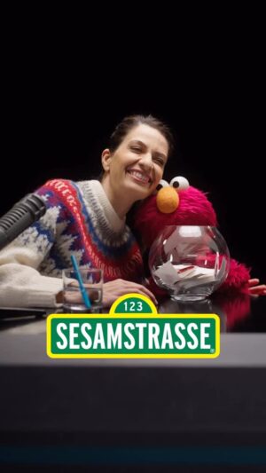 Linda Zervakis Instagram - Was für ein Geschenk zum Jahresausklang! Elmo, das kleine rote Monster aus der Sesamstraße hat jetzt einen Podcast und ich durfte sein erster Gast sein. „Elmo - und du so?“ ist natürlich ein monstermäßiger Podcast. Wir sprechen über sehr viele unterschiedliche Themen. Zum Beispiel „Zervelatwurst“, die Tagesschau und auch über Haarwuchs 😆 Hört gerne rein. Den Podcast findet ihr in der @ardmediathek oder überall dort, wo es Podcasts gibt oder auf YouTube. (Den Link dazu findet ihr in der Bio)

#elmo #podcast #sesamstrasse