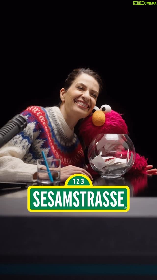 Linda Zervakis - 2K Likes - Was für ein Geschenk zum Jahresausklang! Elmo, das kleine rote Monster aus der Sesamstraße hat jetzt einen Podcast und ich durfte sein erster Gast sein. „Elmo - und du so?“ ist natürlich ein monstermäßiger Podcast. Wir sprechen über sehr viele unterschiedliche Themen. Zum Beispiel „Zervelatwurst“, die Tagesschau und auch über Haarwuchs 😆 Hört gerne rein. Den Podcast findet ihr in der @ardmediathek oder überall dort, wo es Podcasts gibt oder auf YouTube. (Den Link dazu findet ihr in der Bio)

#elmo #podcast #sesamstrasse