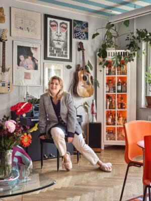 Linnea Henriksson Instagram - Stolt som en 🐓 av att ha över @skonahem (och att ha lyckats städa såhär fint?!!). Ett samtal om inspiration, flytta in hos folk på @hemnet och att inreda med historier på självaste brottsplatsen för nya skivan - vår älskade lägenhet. Hela reportaget finns i fysiska tidningen, i butik nu!
📸: @fotografjonasgustavsson 
📝: @charlottefreysviden
🪑: har taggat det mesta i bilderna (och annars är det mest troligt second hand)