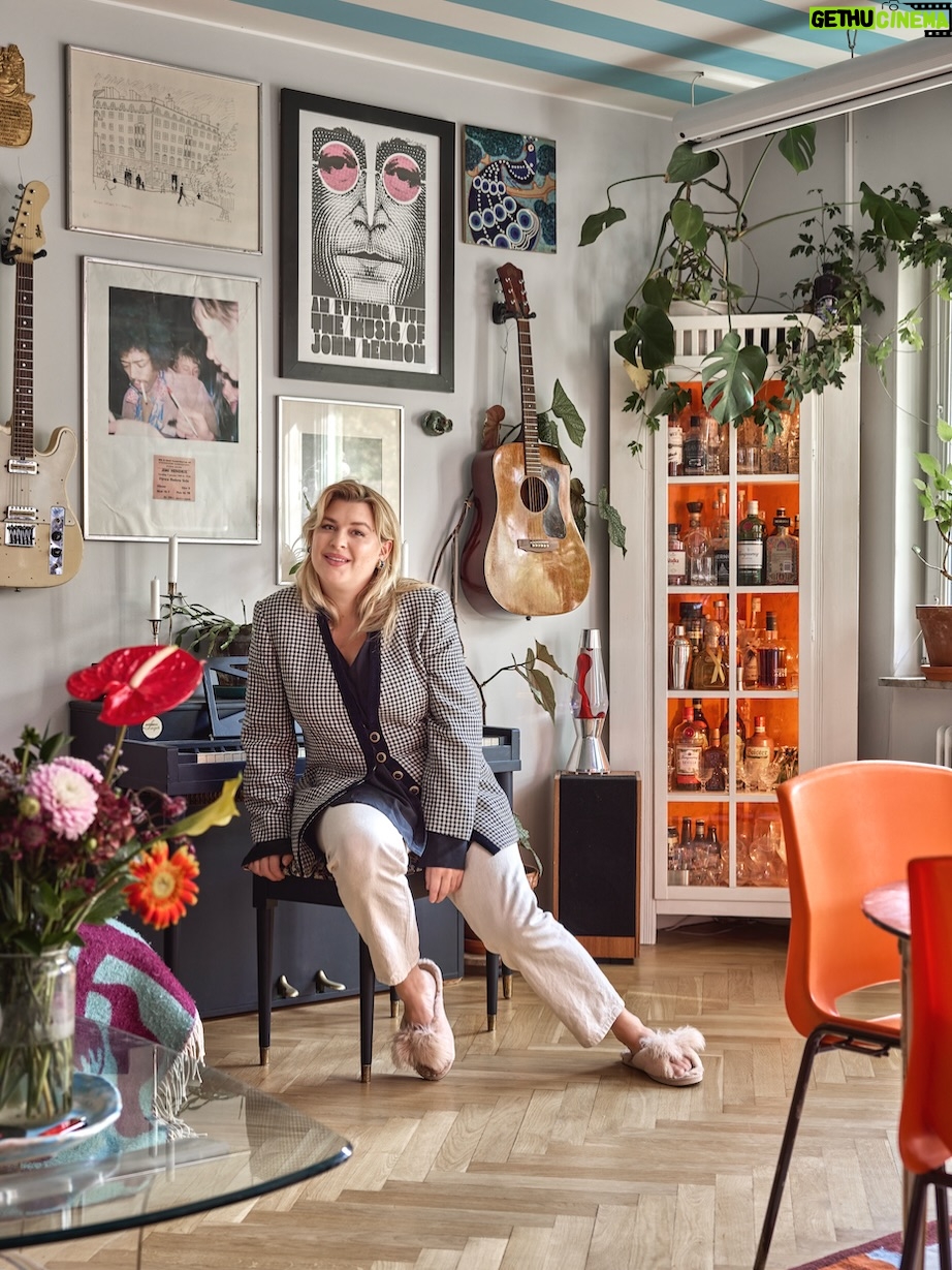 Linnea Henriksson - 3K Likes - Stolt som en 🐓 av att ha över @skonahem (och att ha lyckats städa såhär fint?!!). Ett samtal om inspiration, flytta in hos folk på @hemnet och att inreda med historier på självaste brottsplatsen för nya skivan - vår älskade lägenhet. Hela reportaget finns i fysiska tidningen, i butik nu!
📸: @fotografjonasgustavsson 
📝: @charlottefreysviden
🪑: har taggat det mesta i bilderna (och annars är det mest troligt second hand)