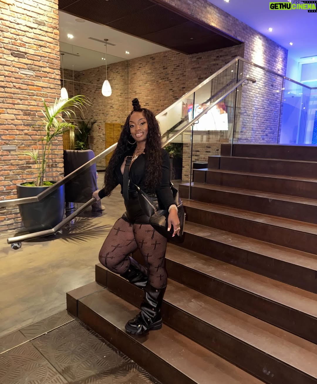Lisa Brown - 7.1K Likes - 𝐒𝐨𝐦𝐞𝐭𝐢𝐦𝐞𝐬 𝐋𝐢𝐟𝐞 𝐆𝐞𝐭𝐬 𝐁𝐥𝐮𝐫𝐫𝐲! 𝑷𝑶𝑷 𝑰𝑻 𝑨𝑵𝒀𝑾𝑨𝒀!💅🏾💋