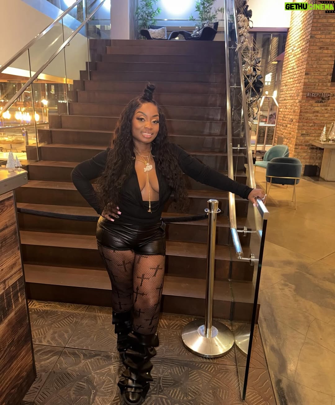 Lisa Brown - 7.1K Likes - 𝐒𝐨𝐦𝐞𝐭𝐢𝐦𝐞𝐬 𝐋𝐢𝐟𝐞 𝐆𝐞𝐭𝐬 𝐁𝐥𝐮𝐫𝐫𝐲! 𝑷𝑶𝑷 𝑰𝑻 𝑨𝑵𝒀𝑾𝑨𝒀!💅🏾💋