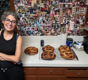 Lisa Edelstein Instagram - We miss our college kids!!! And somehow we are still feeding 50 for the holiday! 

❤️Shana tova to all that celebrate! May this time of renewal also bring peace.❤️