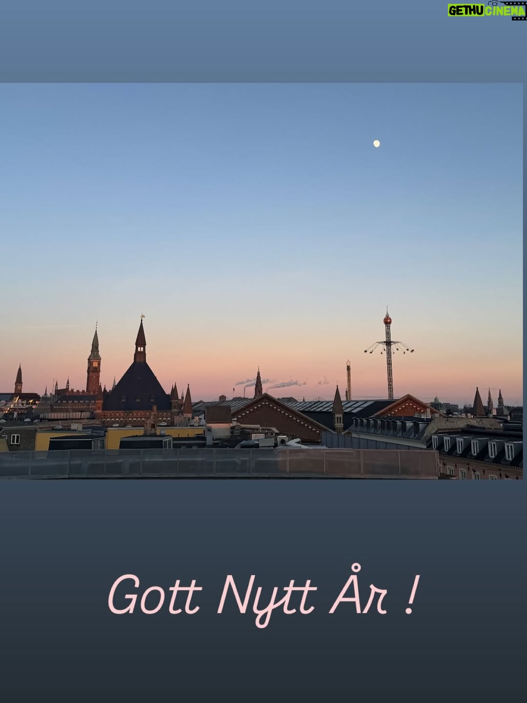 Lisa Nilsson - 7.8K Likes - Tack 2025, du kom med framgång och klarhet! 
Tar mig ett Nyårsbad på en takterrass i Köpenhamn eftersom det kändes som det enda rimliga efter ett år som detta. 

Tänker på alla ni som bidrog i år. 
Som jag älskar er för det! 

Och ni som tog och slog - er lämnar jag bakom mig.

Två döttrar vilar i olika rum på ett favorithotell. Den myndiga fick eget. För att hon är vuxen på ett nydanande vis, och jag är så stolt och imponerad av henne. Den yngre vilar strax under mig. Lika stolt över henne. 
De klokaste jag vet. De roligaste att ta ett dansgolv i Köpenhamn med. Skarpare i blicken än jag nånsin lyckas vara inför mig själv. Deras råd levererade med humoristisk värme har avgjort min höst. När ett till synes tryggt liv oväntat slog omkull mig igen var det deras ord som hjälpte mig att stänga rätt dörrar och se mitt värde. Min frihet. 
Vår frihet. Vår rätt att välja hur var och en av oss vill leva. 
Den rätt som så ofattbart många människor och kvinnor berövats detta obarmhärtiga år. 
Aldrig får man vara helt trygg. Men korta stunder känns livet komplett. 
Som nu. 
Och som när min musik når ända fram. Ända in. 
När jag blir begripen och emottagen. 
När min allvarsamma lek blir till konst. När konsten bemöts med omsorg och respekt. När jag inte slösar bort mig utan tar tillvara och tvingar mig att inte ge upp förrän det som skulle sägas blir sagt fullt ut. 

Häromdagen tillät mitt långsamläkande diskbråck en både längre och raskare promenad än på länge.
Och genast kom det.. flödet i hjärnan. Ny låt som vill ut. Mer musik i vardande. 
Med det löfte sådant innebär går jag med glädje in i 2026! 🌟🍀