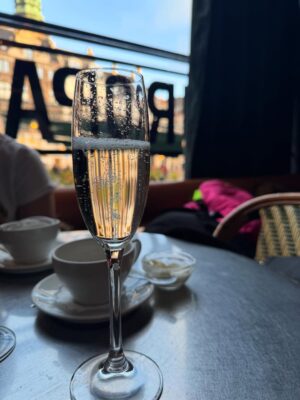 Lisa Nilsson Instagram - Tack 2025, du kom med framgång och klarhet!
Tar mig ett Nyårsbad på en takterrass i Köpenhamn eftersom det kändes som det enda rimliga efter ett år som detta.
Tänker på alla ni som bidrog i år.
Som jag älskar er för det!
Och ni som tog och slog - er lämnar jag bakom mig.
Två döttrar vilar i olika rum på ett favorithotell. Den myndiga fick eget. För att hon är vuxen på ett nydanande vis, och jag är så stolt och imponerad av henne. Den yngre vilar strax under mig. Lika stolt över henne.
De klokaste jag vet. De roligaste att ta ett dansgolv i Köpenhamn med. Skarpare i blicken än jag nånsin lyckas vara inför mig själv. Deras råd levererade med humoristisk värme har avgjort min höst. När ett till synes tryggt liv oväntat slog omkull mig igen var det deras ord som hjälpte mig att stänga rätt dörrar och se mitt värde. Min frihet.
Vår frihet. Vår rätt att välja hur var och en av oss vill leva.
Den rätt som så ofattbart många människor och kvinnor berövats detta obarmhärtiga år.
Aldrig får man vara helt trygg. Men korta stunder känns livet komplett.
Som nu.
Och som när min musik når ända fram. Ända in.
När jag blir begripen och emottagen.
När min allvarsamma lek blir till konst. När konsten bemöts med omsorg och respekt. När jag inte slösar bort mig utan tar tillvara och tvingar mig att inte ge upp förrän det som skulle sägas blir sagt fullt ut.
Häromdagen tillät mitt långsamläkande diskbråck en både längre och raskare promenad än på länge.
Och genast kom det.. flödet i hjärnan. Ny låt som vill ut. Mer musik i vardande.
Med det löfte sådant innebär går jag med glädje in i 2026! 🌟🍀