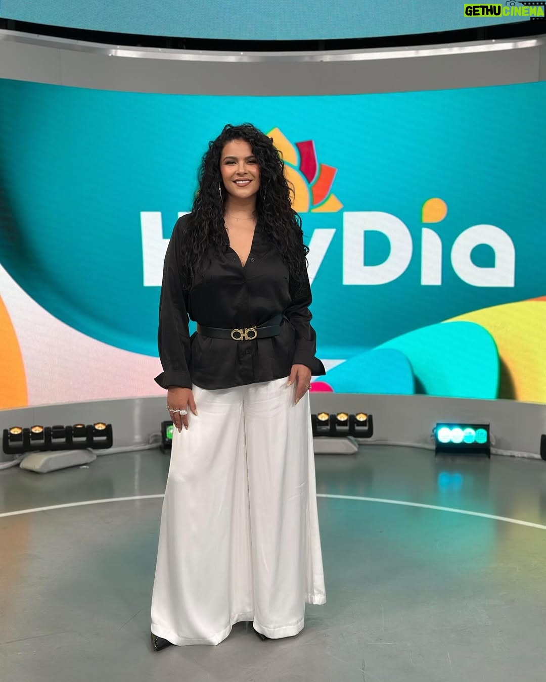 Litzy - 29K Likes - Una visita relámpago en @telemundo que ha sido mi casa por tantos años. Encontrarme a tantas personas tan queridas para mi ha sido maravilloso. Gracias por tanto cariño, respeto y apoyo de siempre a mi y mi carrera. 🙏🏼✨

Gracias @cynthiabague por la invitación y todas tus atenciones. TQM 💛

Gracias @osoramah por venir conmigo, por tu profesionalismo, compañía, apoyo y diversión. Te adoro ✨
Gracias @prensadanna por prestármelo! 🤪