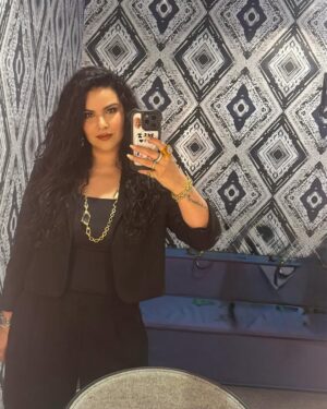 Litzy Instagram - Una visita relámpago en @telemundo que ha sido mi casa por tantos años. Encontrarme a tantas personas tan queridas para mi ha sido maravilloso. Gracias por tanto cariño, respeto y apoyo de siempre a mi y mi carrera. 🙏🏼✨

Gracias @cynthiabague por la invitación y todas tus atenciones. TQM 💛

Gracias @osoramah por venir conmigo, por tu profesionalismo, compañía, apoyo y diversión. Te adoro ✨
Gracias @prensadanna por prestármelo! 🤪