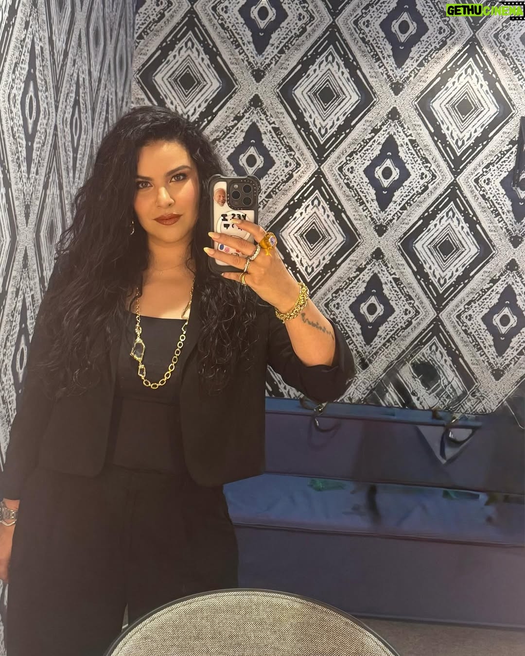 Litzy - 29K Likes - Una visita relámpago en @telemundo que ha sido mi casa por tantos años. Encontrarme a tantas personas tan queridas para mi ha sido maravilloso. Gracias por tanto cariño, respeto y apoyo de siempre a mi y mi carrera. 🙏🏼✨

Gracias @cynthiabague por la invitación y todas tus atenciones. TQM 💛

Gracias @osoramah por venir conmigo, por tu profesionalismo, compañía, apoyo y diversión. Te adoro ✨
Gracias @prensadanna por prestármelo! 🤪