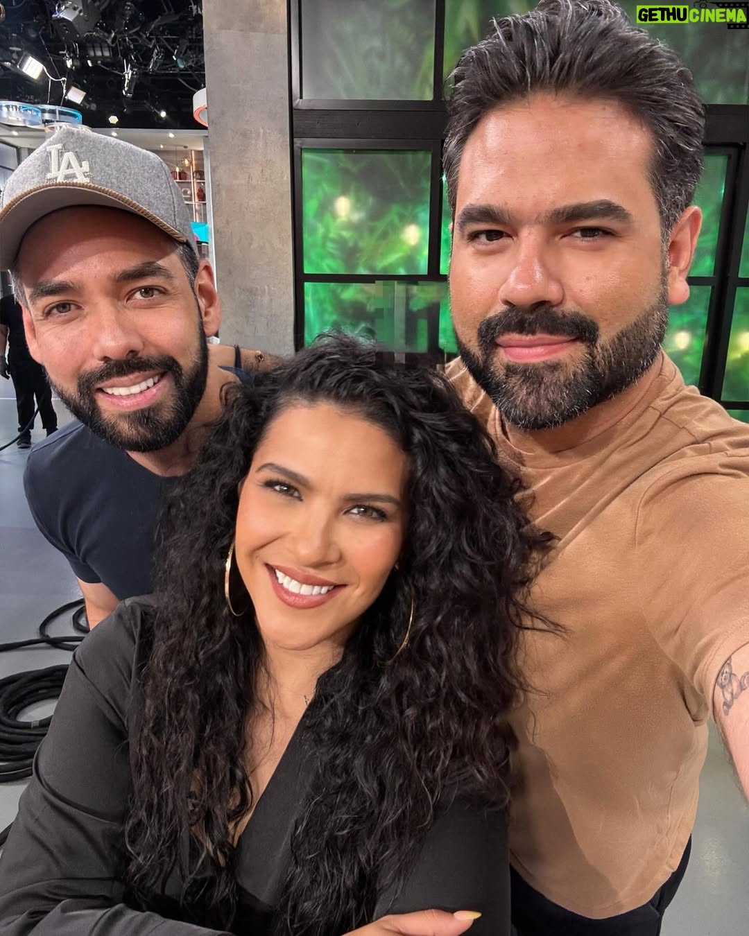 Litzy - 29K Likes - Una visita relámpago en @telemundo que ha sido mi casa por tantos años. Encontrarme a tantas personas tan queridas para mi ha sido maravilloso. Gracias por tanto cariño, respeto y apoyo de siempre a mi y mi carrera. 🙏🏼✨

Gracias @cynthiabague por la invitación y todas tus atenciones. TQM 💛

Gracias @osoramah por venir conmigo, por tu profesionalismo, compañía, apoyo y diversión. Te adoro ✨
Gracias @prensadanna por prestármelo! 🤪