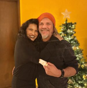 Litzy Instagram - Increíble primera Navidad en nuestra casa hasta el amanecer literal. 

Felicidad total en mi corazón. 💛 

Les deseo a todos siempre amor, paz, luz y magia en sus vidas. No hay más! ✨🙏🏼🎄❣️