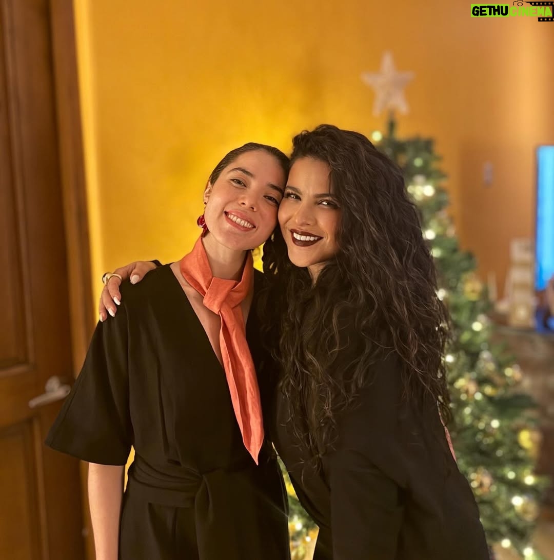 Litzy - 24K Likes - Increíble primera Navidad en nuestra casa hasta el amanecer literal. 

Felicidad total en mi corazón. 💛 

Les deseo a todos siempre amor, paz, luz y magia en sus vidas. No hay más! ✨🙏🏼🎄❣️