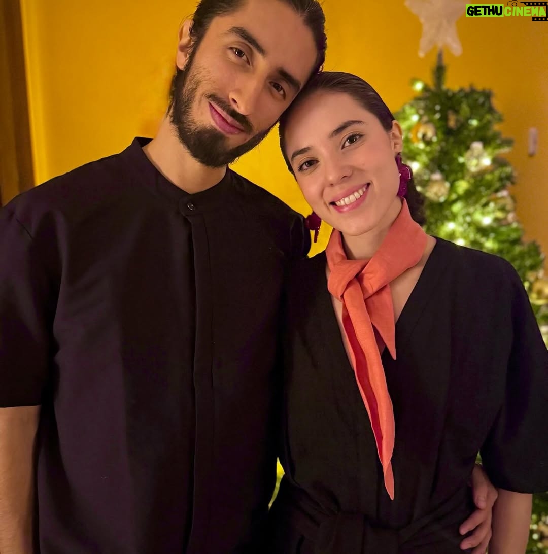 Litzy - 24K Likes - Increíble primera Navidad en nuestra casa hasta el amanecer literal. 

Felicidad total en mi corazón. 💛 

Les deseo a todos siempre amor, paz, luz y magia en sus vidas. No hay más! ✨🙏🏼🎄❣️