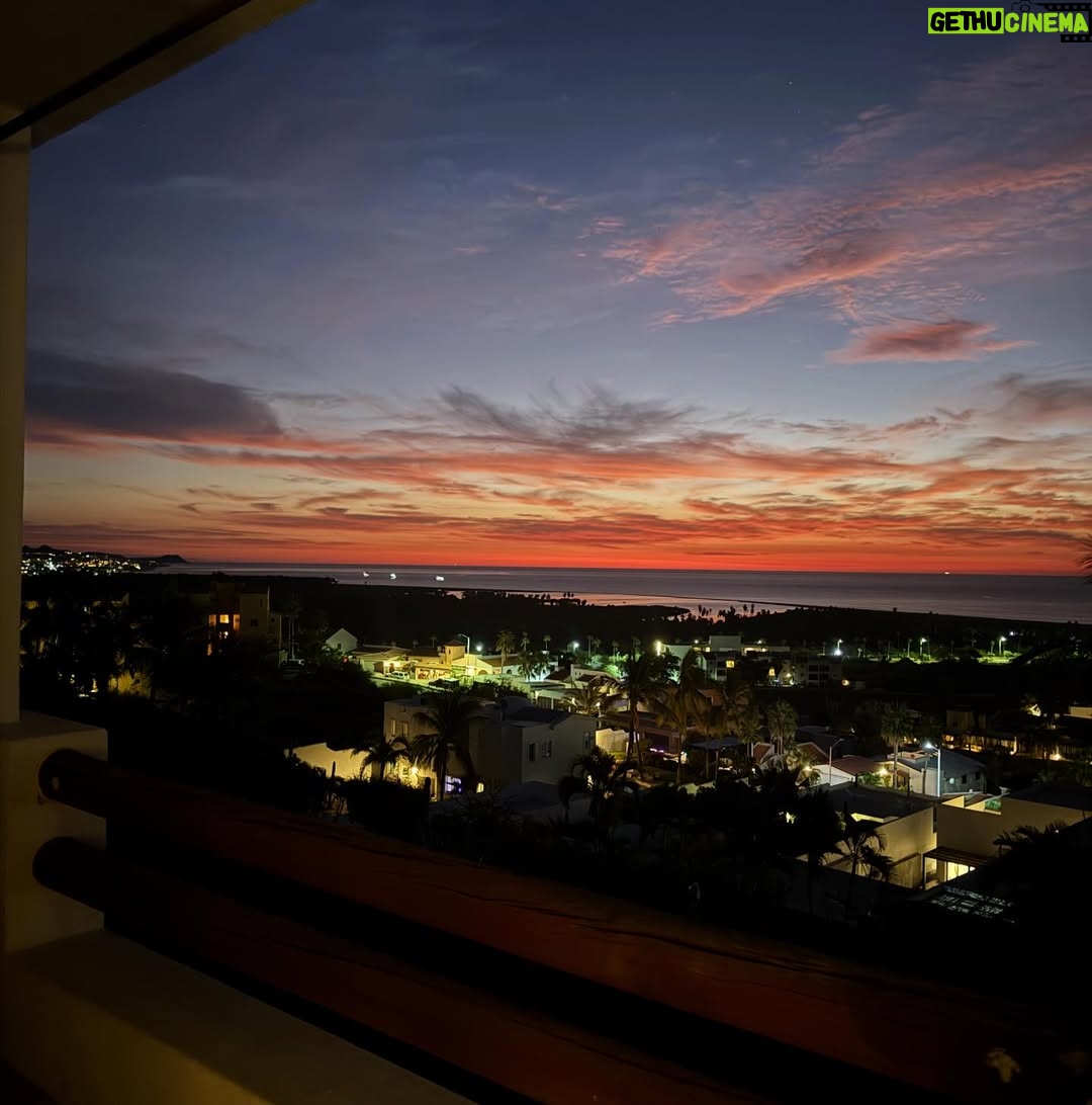 Litzy - 24K Likes - Increíble primera Navidad en nuestra casa hasta el amanecer literal. 

Felicidad total en mi corazón. 💛 

Les deseo a todos siempre amor, paz, luz y magia en sus vidas. No hay más! ✨🙏🏼🎄❣️