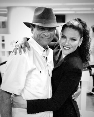 Litzy Instagram - Papito hoy hace 3 años te nos fuiste… 💔 
No tienes idea de lo mucho que nos haces falta físicamente porque espiritualmente te siento en todo momento. GRACIAS por jamás soltarnos, por seguir haciendo tus logísticas  desde donde estás para que todo se nos acomode y sigamos transitando la vida lo más felices que podamos. GRACIAS por tantas señales, te siento todo el tiempo, hasta puedo escuchar tu “Ay Hijita” y tu risa. 
Extraño que me digas triste “Perdieron mis Chivitas” o que platiquemos de series y películas…. Todavía quiero llamarte para contarte todas las cosas buenas que están pasando y estoy segura que te llevarías espectacular con Poncho. Hubieras sido feliz probando su comida y obvio estarías muerto de risa por todas sus ocurrencias. Es más chistoso que yo Papá 🤪 jajajajaja! 
TE AMO y te pienso con cada latido de mi corazón. 
Hasta volvernos a encontrar Pa. 🙏🏼🕊️✨
