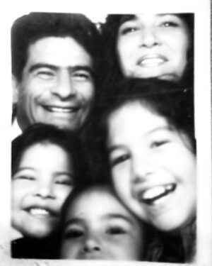 Litzy Instagram - Papito hoy hace 3 años te nos fuiste… 💔 
No tienes idea de lo mucho que nos haces falta físicamente porque espiritualmente te siento en todo momento. GRACIAS por jamás soltarnos, por seguir haciendo tus logísticas  desde donde estás para que todo se nos acomode y sigamos transitando la vida lo más felices que podamos. GRACIAS por tantas señales, te siento todo el tiempo, hasta puedo escuchar tu “Ay Hijita” y tu risa. 
Extraño que me digas triste “Perdieron mis Chivitas” o que platiquemos de series y películas…. Todavía quiero llamarte para contarte todas las cosas buenas que están pasando y estoy segura que te llevarías espectacular con Poncho. Hubieras sido feliz probando su comida y obvio estarías muerto de risa por todas sus ocurrencias. Es más chistoso que yo Papá 🤪 jajajajaja! 
TE AMO y te pienso con cada latido de mi corazón. 
Hasta volvernos a encontrar Pa. 🙏🏼🕊️✨