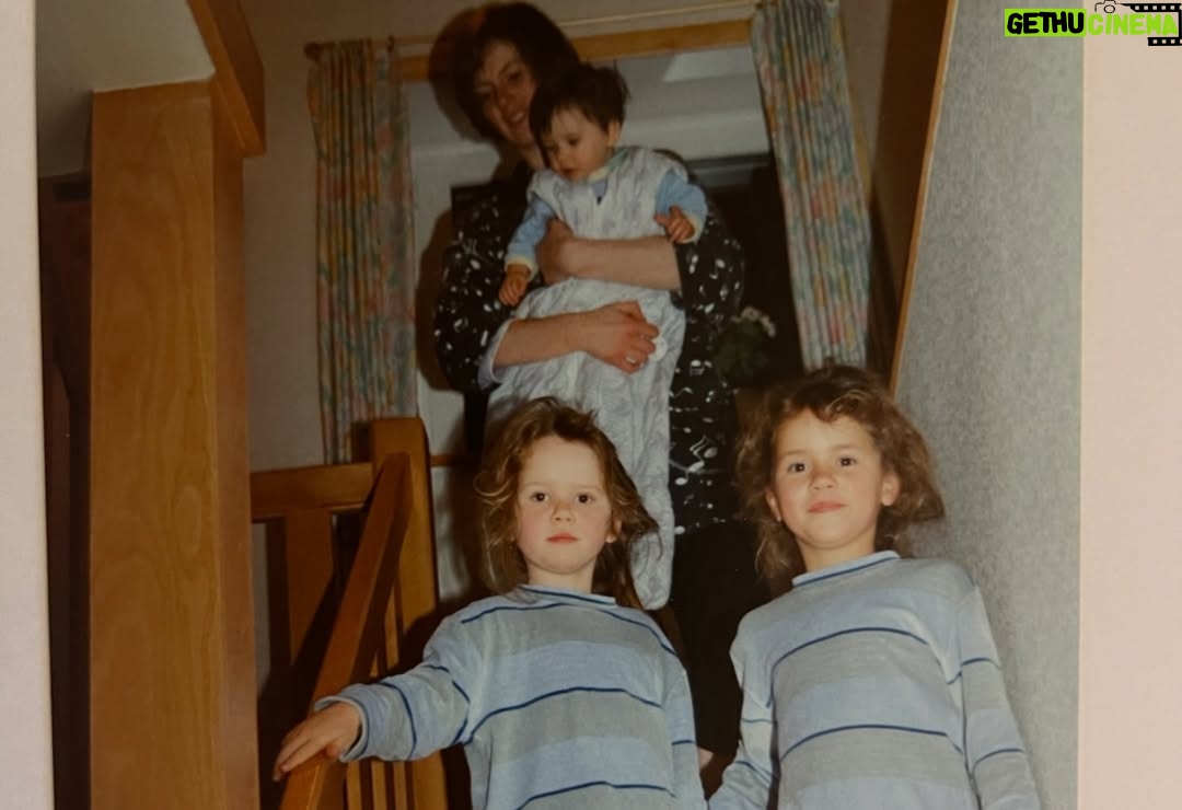 Lize Feryn - 12K Likes - Vorig jaar is mijn zus in ons ouderlijke huis gaan wonen. Het huis was aan serieus wat opknappen toe, dus moesten we beginnen aan een werk dat we 9 jaar lang hadden uitgesteld. 9 jaar lang hingen mama’s kleren in de kast, kon je in elke schuif, in elke doos nog herinneringen vinden. Maar nu was het tijd om te sorteren in alle dingen die mama nooit heeft willen weggooien. Ik kan u verzekeren, dat was een werk. Mama was nogal een verzamelaar. Ze zag in zoveel dingen schatten, met als gevolg uitpuilende kasten en een zolder waar het een uitdaging was geen been te breken. Het plastieken ophefsysteem bij de augurken bijvoorbeeld, daar zag ze kleine parapluutjes in. ‘Die zijn toch leuk om mee te knutselen!’ En zo heeft ze jaren lang augurk-parapluutjes verzameld. In het begin met het excuus van een oudste dochter als kleuterleidster, maar toen mijn zus geen kleuterleidster meer was, ging ze verder verzamelen voor godweetwie. Dozen vol zelfgerolde pareltjes van tijdschrift papier. Mappen vol met onze kindertekeningen (en dat waren er nogal een hoop). Poppenkastpoppen, waarbij ze de wolf van Roodkapje van tanden had beroofd en hem wimpertjes had gegeven zodat we zeker niet bang zouden zijn..

Met het leeghalen van het huis, namen we afscheid van de veiligste, gezelligste plek die ons in ons eerste twintig jaar van ons leven de mooiste herinneringen hebben bezorgd. En zo opnieuw een beetje van haar. Maar het was ook mooi. Want met elke doos die we openden, konden we niet anders dan lachen om de heerlijke vrouw die mama was. Een plantrekker eerste klas, een doe-het-zelver, een mama in heel haar zijn. 🌻