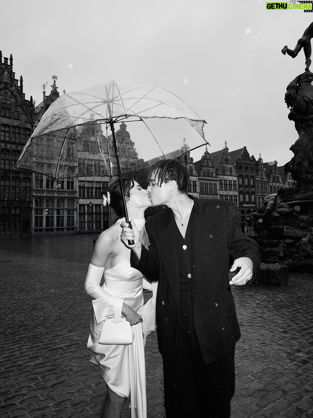 Lize Feryn - 35.2K Likes - 10 dagen getrouwd, voorlopig geen spijt 😌👍🏻♥️

Photos by @vincentandfelicia 🕊️
Dress by @evajanssensbridal 👰🏻‍♀️
Make up & hair by @inesborgonjon 🦢
First look location @hotelfleurdeville 🤍