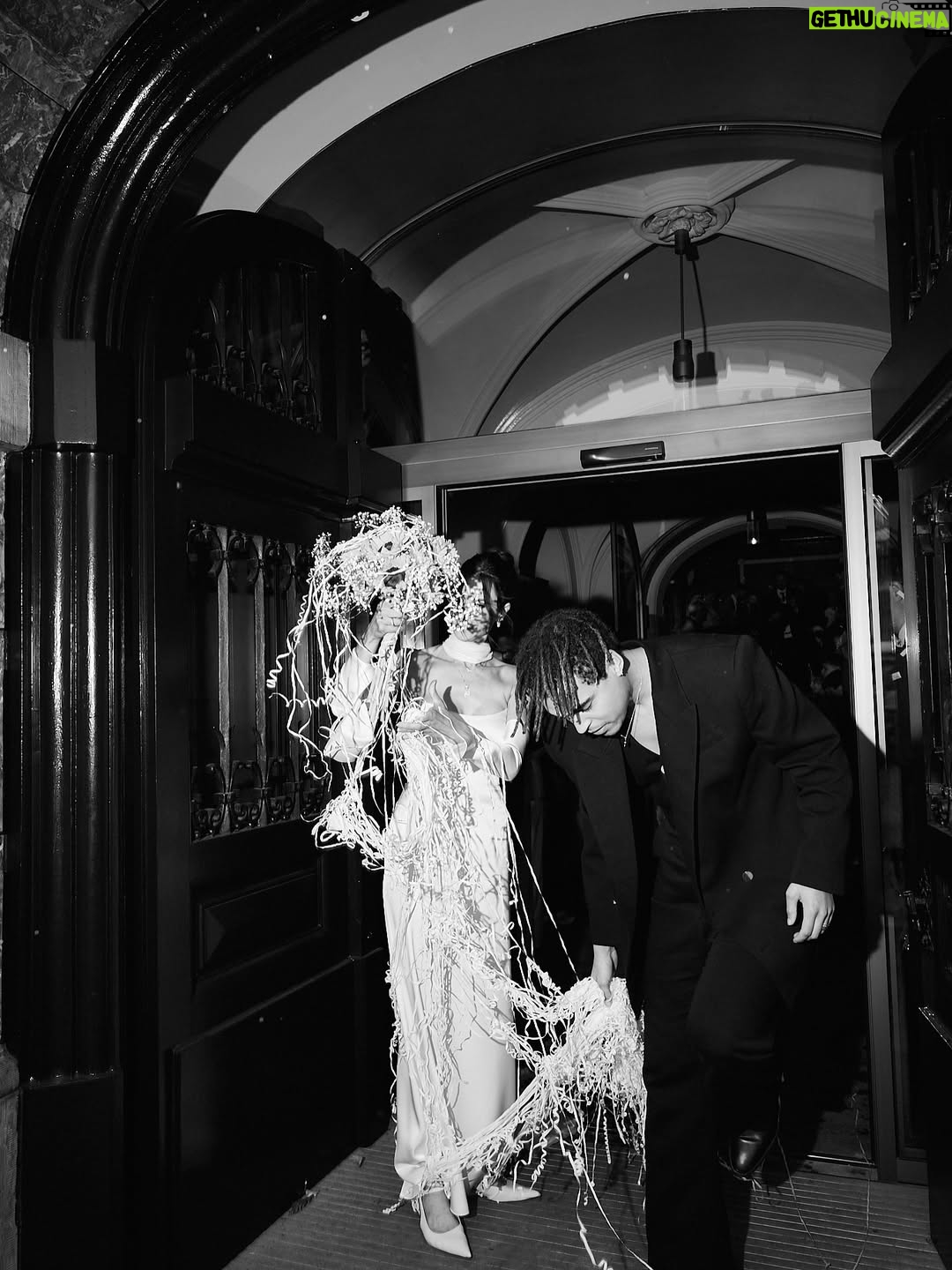 Lize Feryn - 35.2K Likes - 10 dagen getrouwd, voorlopig geen spijt 😌👍🏻♥️

Photos by @vincentandfelicia 🕊️
Dress by @evajanssensbridal 👰🏻‍♀️
Make up & hair by @inesborgonjon 🦢
First look location @hotelfleurdeville 🤍