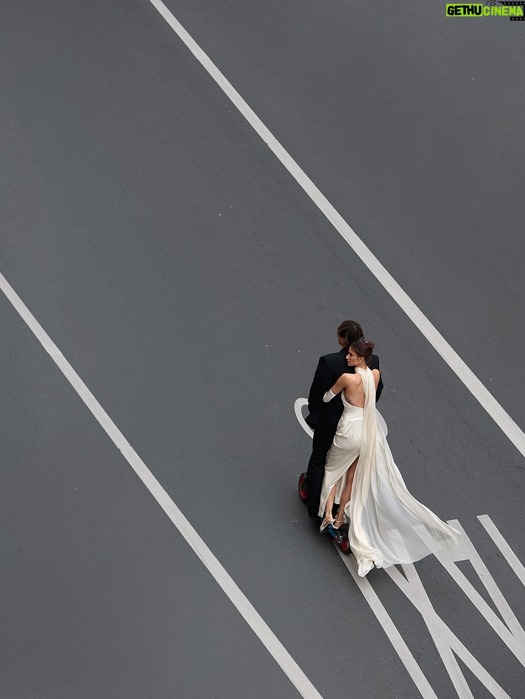 Lize Feryn - 35.2K Likes - 10 dagen getrouwd, voorlopig geen spijt 😌👍🏻♥️

Photos by @vincentandfelicia 🕊️
Dress by @evajanssensbridal 👰🏻‍♀️
Make up & hair by @inesborgonjon 🦢
First look location @hotelfleurdeville 🤍