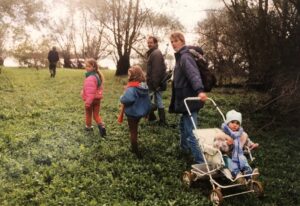 Lize Feryn Instagram - Vorig jaar is mijn zus in ons ouderlijke huis gaan wonen. Het huis was aan serieus wat opknappen toe, dus moesten we beginnen aan een werk dat we 9 jaar lang hadden uitgesteld. 9 jaar lang hingen mama’s kleren in de kast, kon je in elke schuif, in elke doos nog herinneringen vinden. Maar nu was het tijd om te sorteren in alle dingen die mama nooit heeft willen weggooien. Ik kan u verzekeren, dat was een werk. Mama was nogal een verzamelaar. Ze zag in zoveel dingen schatten, met als gevolg uitpuilende kasten en een zolder waar het een uitdaging was geen been te breken. Het plastieken ophefsysteem bij de augurken bijvoorbeeld, daar zag ze kleine parapluutjes in. ‘Die zijn toch leuk om mee te knutselen!’ En zo heeft ze jaren lang augurk-parapluutjes verzameld. In het begin met het excuus van een oudste dochter als kleuterleidster, maar toen mijn zus geen kleuterleidster meer was, ging ze verder verzamelen voor godweetwie. Dozen vol zelfgerolde pareltjes van tijdschrift papier. Mappen vol met onze kindertekeningen (en dat waren er nogal een hoop). Poppenkastpoppen, waarbij ze de wolf van Roodkapje van tanden had beroofd en hem wimpertjes had gegeven zodat we zeker niet bang zouden zijn..

Met het leeghalen van het huis, namen we afscheid van de veiligste, gezelligste plek die ons in ons eerste twintig jaar van ons leven de mooiste herinneringen hebben bezorgd. En zo opnieuw een beetje van haar. Maar het was ook mooi. Want met elke doos die we openden, konden we niet anders dan lachen om de heerlijke vrouw die mama was. Een plantrekker eerste klas, een doe-het-zelver, een mama in heel haar zijn. 🌻