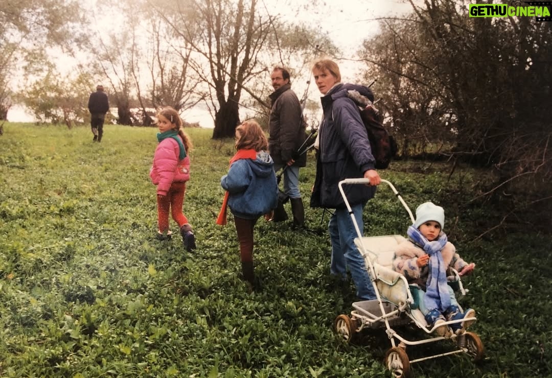 Lize Feryn - 12K Likes - Vorig jaar is mijn zus in ons ouderlijke huis gaan wonen. Het huis was aan serieus wat opknappen toe, dus moesten we beginnen aan een werk dat we 9 jaar lang hadden uitgesteld. 9 jaar lang hingen mama’s kleren in de kast, kon je in elke schuif, in elke doos nog herinneringen vinden. Maar nu was het tijd om te sorteren in alle dingen die mama nooit heeft willen weggooien. Ik kan u verzekeren, dat was een werk. Mama was nogal een verzamelaar. Ze zag in zoveel dingen schatten, met als gevolg uitpuilende kasten en een zolder waar het een uitdaging was geen been te breken. Het plastieken ophefsysteem bij de augurken bijvoorbeeld, daar zag ze kleine parapluutjes in. ‘Die zijn toch leuk om mee te knutselen!’ En zo heeft ze jaren lang augurk-parapluutjes verzameld. In het begin met het excuus van een oudste dochter als kleuterleidster, maar toen mijn zus geen kleuterleidster meer was, ging ze verder verzamelen voor godweetwie. Dozen vol zelfgerolde pareltjes van tijdschrift papier. Mappen vol met onze kindertekeningen (en dat waren er nogal een hoop). Poppenkastpoppen, waarbij ze de wolf van Roodkapje van tanden had beroofd en hem wimpertjes had gegeven zodat we zeker niet bang zouden zijn..

Met het leeghalen van het huis, namen we afscheid van de veiligste, gezelligste plek die ons in ons eerste twintig jaar van ons leven de mooiste herinneringen hebben bezorgd. En zo opnieuw een beetje van haar. Maar het was ook mooi. Want met elke doos die we openden, konden we niet anders dan lachen om de heerlijke vrouw die mama was. Een plantrekker eerste klas, een doe-het-zelver, een mama in heel haar zijn. 🌻