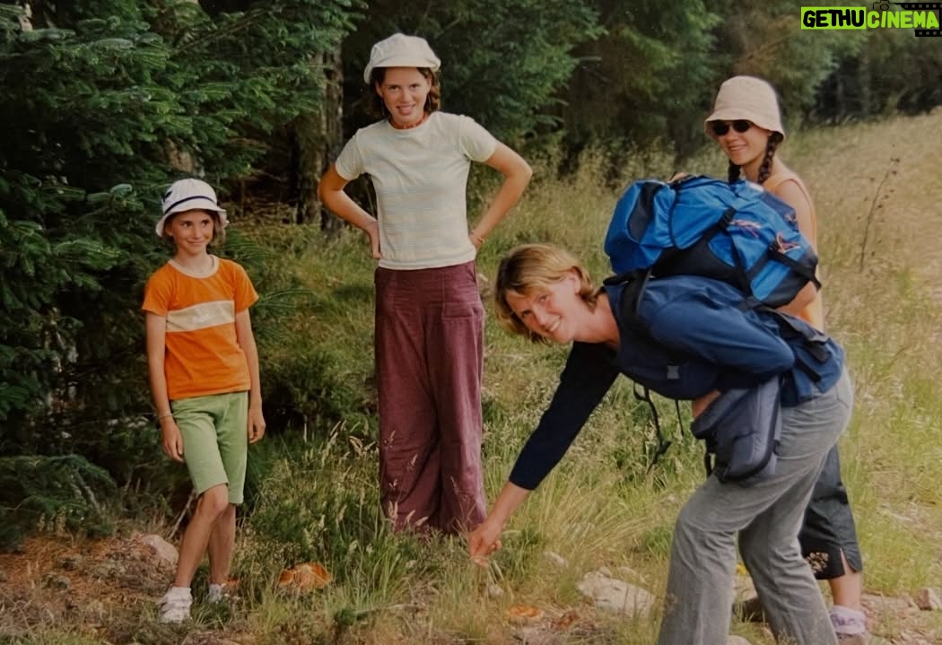 Lize Feryn - 12K Likes - Vorig jaar is mijn zus in ons ouderlijke huis gaan wonen. Het huis was aan serieus wat opknappen toe, dus moesten we beginnen aan een werk dat we 9 jaar lang hadden uitgesteld. 9 jaar lang hingen mama’s kleren in de kast, kon je in elke schuif, in elke doos nog herinneringen vinden. Maar nu was het tijd om te sorteren in alle dingen die mama nooit heeft willen weggooien. Ik kan u verzekeren, dat was een werk. Mama was nogal een verzamelaar. Ze zag in zoveel dingen schatten, met als gevolg uitpuilende kasten en een zolder waar het een uitdaging was geen been te breken. Het plastieken ophefsysteem bij de augurken bijvoorbeeld, daar zag ze kleine parapluutjes in. ‘Die zijn toch leuk om mee te knutselen!’ En zo heeft ze jaren lang augurk-parapluutjes verzameld. In het begin met het excuus van een oudste dochter als kleuterleidster, maar toen mijn zus geen kleuterleidster meer was, ging ze verder verzamelen voor godweetwie. Dozen vol zelfgerolde pareltjes van tijdschrift papier. Mappen vol met onze kindertekeningen (en dat waren er nogal een hoop). Poppenkastpoppen, waarbij ze de wolf van Roodkapje van tanden had beroofd en hem wimpertjes had gegeven zodat we zeker niet bang zouden zijn..

Met het leeghalen van het huis, namen we afscheid van de veiligste, gezelligste plek die ons in ons eerste twintig jaar van ons leven de mooiste herinneringen hebben bezorgd. En zo opnieuw een beetje van haar. Maar het was ook mooi. Want met elke doos die we openden, konden we niet anders dan lachen om de heerlijke vrouw die mama was. Een plantrekker eerste klas, een doe-het-zelver, een mama in heel haar zijn. 🌻