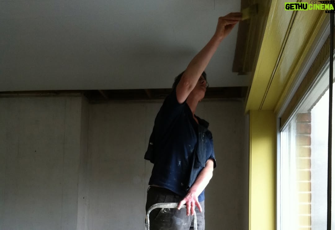 Lize Feryn - 12K Likes - Vorig jaar is mijn zus in ons ouderlijke huis gaan wonen. Het huis was aan serieus wat opknappen toe, dus moesten we beginnen aan een werk dat we 9 jaar lang hadden uitgesteld. 9 jaar lang hingen mama’s kleren in de kast, kon je in elke schuif, in elke doos nog herinneringen vinden. Maar nu was het tijd om te sorteren in alle dingen die mama nooit heeft willen weggooien. Ik kan u verzekeren, dat was een werk. Mama was nogal een verzamelaar. Ze zag in zoveel dingen schatten, met als gevolg uitpuilende kasten en een zolder waar het een uitdaging was geen been te breken. Het plastieken ophefsysteem bij de augurken bijvoorbeeld, daar zag ze kleine parapluutjes in. ‘Die zijn toch leuk om mee te knutselen!’ En zo heeft ze jaren lang augurk-parapluutjes verzameld. In het begin met het excuus van een oudste dochter als kleuterleidster, maar toen mijn zus geen kleuterleidster meer was, ging ze verder verzamelen voor godweetwie. Dozen vol zelfgerolde pareltjes van tijdschrift papier. Mappen vol met onze kindertekeningen (en dat waren er nogal een hoop). Poppenkastpoppen, waarbij ze de wolf van Roodkapje van tanden had beroofd en hem wimpertjes had gegeven zodat we zeker niet bang zouden zijn..

Met het leeghalen van het huis, namen we afscheid van de veiligste, gezelligste plek die ons in ons eerste twintig jaar van ons leven de mooiste herinneringen hebben bezorgd. En zo opnieuw een beetje van haar. Maar het was ook mooi. Want met elke doos die we openden, konden we niet anders dan lachen om de heerlijke vrouw die mama was. Een plantrekker eerste klas, een doe-het-zelver, een mama in heel haar zijn. 🌻