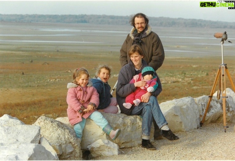 Lize Feryn - 12K Likes - Vorig jaar is mijn zus in ons ouderlijke huis gaan wonen. Het huis was aan serieus wat opknappen toe, dus moesten we beginnen aan een werk dat we 9 jaar lang hadden uitgesteld. 9 jaar lang hingen mama’s kleren in de kast, kon je in elke schuif, in elke doos nog herinneringen vinden. Maar nu was het tijd om te sorteren in alle dingen die mama nooit heeft willen weggooien. Ik kan u verzekeren, dat was een werk. Mama was nogal een verzamelaar. Ze zag in zoveel dingen schatten, met als gevolg uitpuilende kasten en een zolder waar het een uitdaging was geen been te breken. Het plastieken ophefsysteem bij de augurken bijvoorbeeld, daar zag ze kleine parapluutjes in. ‘Die zijn toch leuk om mee te knutselen!’ En zo heeft ze jaren lang augurk-parapluutjes verzameld. In het begin met het excuus van een oudste dochter als kleuterleidster, maar toen mijn zus geen kleuterleidster meer was, ging ze verder verzamelen voor godweetwie. Dozen vol zelfgerolde pareltjes van tijdschrift papier. Mappen vol met onze kindertekeningen (en dat waren er nogal een hoop). Poppenkastpoppen, waarbij ze de wolf van Roodkapje van tanden had beroofd en hem wimpertjes had gegeven zodat we zeker niet bang zouden zijn..

Met het leeghalen van het huis, namen we afscheid van de veiligste, gezelligste plek die ons in ons eerste twintig jaar van ons leven de mooiste herinneringen hebben bezorgd. En zo opnieuw een beetje van haar. Maar het was ook mooi. Want met elke doos die we openden, konden we niet anders dan lachen om de heerlijke vrouw die mama was. Een plantrekker eerste klas, een doe-het-zelver, een mama in heel haar zijn. 🌻