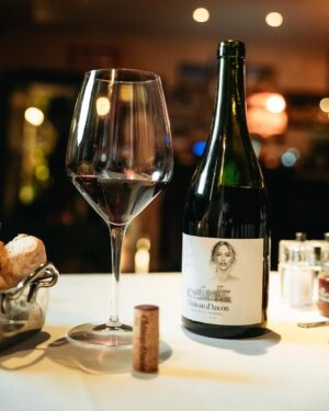 Lola Ponce Instagram - Un incontro tra arte, terra e passione. Dal cuore della Valle de Uco nasce «Musa Lola Ponce by Chateau d’Ancon», la visione condivisa di @lolaponce con gli enologi @juampimiche ed @emi.turano. Un Brut Nature e un Sauvignon Blanc che raccontano il carattere di un terroir unico, con l’anima argentina. 
Da oggi, puoi assaporarli nei ristoranti El Porteño.
 
A meeting of art, land, and passion.From the heart of Valle de Uco comes «Musa Lola Ponce by Chateau d’Ancon», — the shared vision of Lola Ponce with winemakers Juan Pablo Michelini and Emiliano Turano Ochoa. A Brut Nature and a Sauvignon Blanc that capture the essence of a unique terroir, with a true Argentine soul.
Starting today, you can savor them at El Porteño restaurants.