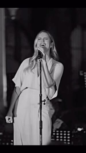 Lola Ponce Instagram - Aqui… cantando con el corazón…
Por siempre… ❤️‍🔥🎶 

Live from @chateau_dancon 

𝙻𝙾𝚅𝙴 𝚒𝚗 𝙲𝚘𝚗𝚌𝚎𝚛𝚝...