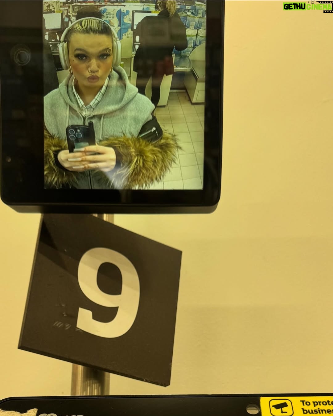 Lola Young - 131.3K Likes - U cant take the ldn out the girl … i can tell u that 4 free