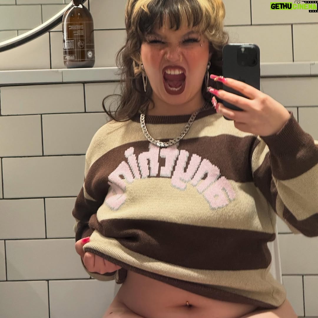 Lola Young - 132.4K Likes - just on the toilet hbu