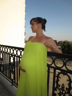 London Thor Instagram - Holding my belly in every photo cause it takes up 90% of my body right now 🤰