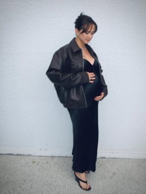 London Thor Instagram - Holding my belly in every photo cause it takes up 90% of my body right now 🤰
