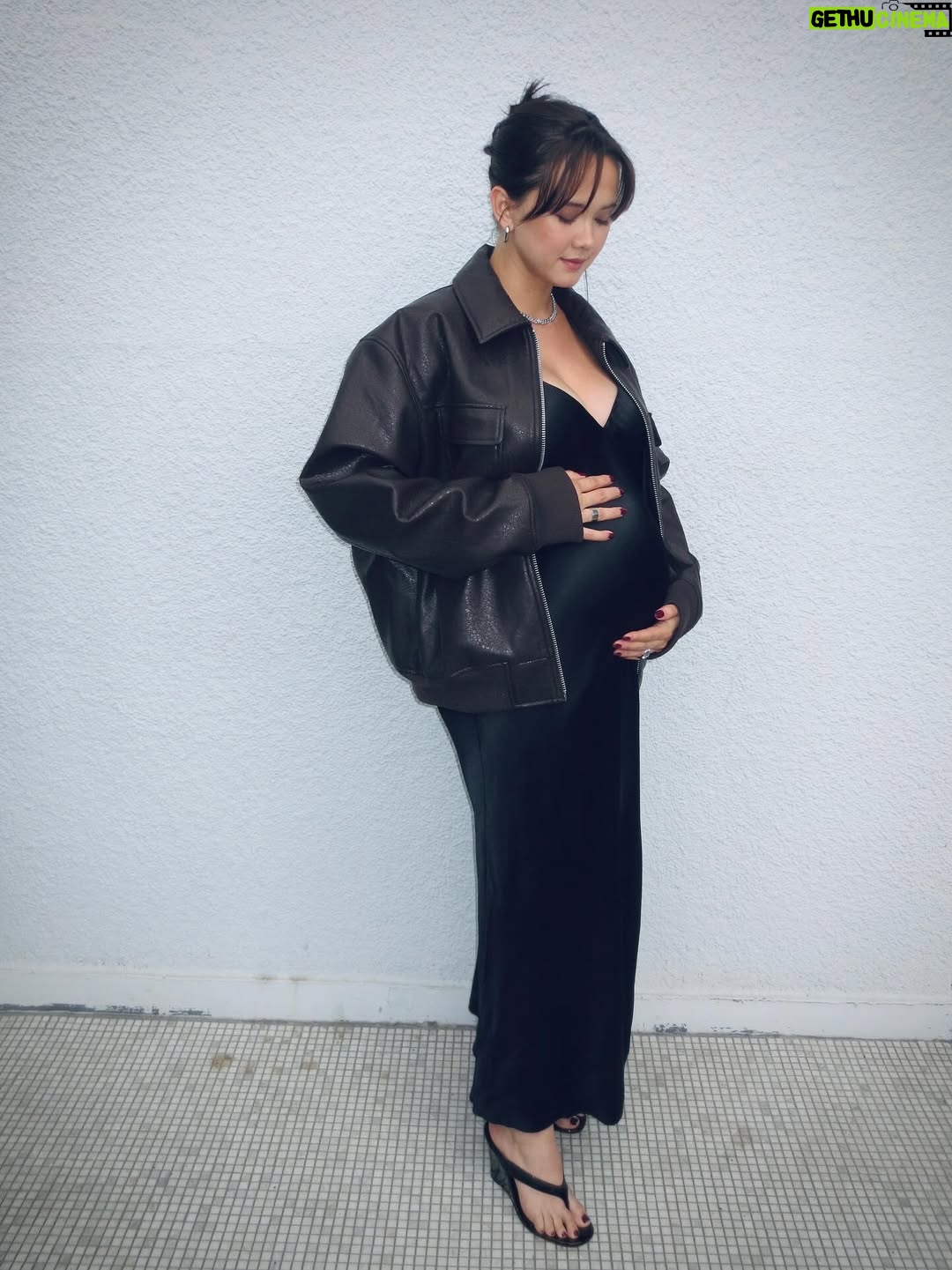 London Thor - 39.7K Likes - Holding my belly in every photo cause it takes up 90% of my body right now 🤰