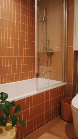 Loounie Instagram - JE VOUS PRÉSENTE… MA NOUVELLE SALLE DE BAIN! 😍

En 2023, j’ai retenu les services de @cuisines.rive.sud pour faire rénover ma cuisine et j’ai a-do-ré mon expérience. J’avais maintenant envie de m’offrir une nouvelle salle de bain et je n’ai pas hésité une seule seconde à les rappeler. 

Encore une fois, j’ai eu droit à un service en formule clé en main, parfait pour les personnes comme moi qui n’ont ni les connaissances, ni le temps ou l’espace mental pour gérer ce genre de projet. Je suis arrivée avec quelques images d’inspiration et l’équipe de Cuisines Rive-Sud a fait de la magie, tout en respectant mon budget. Je n’en reviens pas du avant-après! 🥹

J’ai choisi le forfait ✨Design Quiétude✨, qui porte vraiment bien son nom. D’ailleurs, en ce moment, à l’achat d’un forfait design, ils offrent jusqu’à 3000$ d’économie sur le projet de réno. 

Maintenant, il me reste juste à trouver comment décrire le style de ma petite salle de bain d’Hochelaga-Maisonneuve. Ce qui me vient en tête est « un hotel en Espagne avec des lignes éclectiques/japandi/modernes ». Haha. Vous, comment vous décrieriez ce style? 

✨Note: Comme c’était le cas avec ma cuisine, les travaux de rénovations ont été entièrement payés de ma poche. Parce que j’étais vraiment heureuse des services de Cuisines Rive-Sud, ils m’ont demandé si j’avais envie de créer un contenu publicitaire pour faire connaître leurs services. Je suis donc rémunérée pour ce contenu, mais les travaux ont été payés de ma poche et mes propos reflètent à 100% mes opinions personnelles. 🙂

#pub #loouniecuisine #renovation #avantaprès