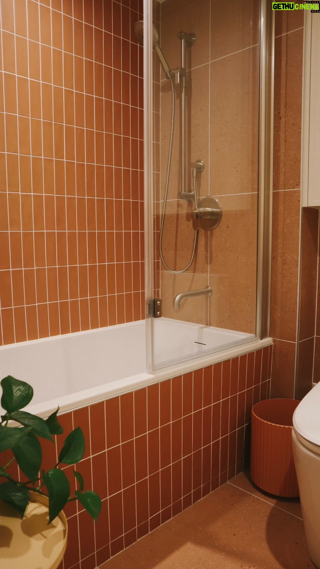 Loounie - 1.4K Likes - JE VOUS PRÉSENTE… MA NOUVELLE SALLE DE BAIN! 😍

En 2023, j’ai retenu les services de @cuisines.rive.sud pour faire rénover ma cuisine et j’ai a-do-ré mon expérience. J’avais maintenant envie de m’offrir une nouvelle salle de bain et je n’ai pas hésité une seule seconde à les rappeler. 

Encore une fois, j’ai eu droit à un service en formule clé en main, parfait pour les personnes comme moi qui n’ont ni les connaissances, ni le temps ou l’espace mental pour gérer ce genre de projet. Je suis arrivée avec quelques images d’inspiration et l’équipe de Cuisines Rive-Sud a fait de la magie, tout en respectant mon budget. Je n’en reviens pas du avant-après! 🥹

J’ai choisi le forfait ✨Design Quiétude✨, qui porte vraiment bien son nom. D’ailleurs, en ce moment, à l’achat d’un forfait design, ils offrent jusqu’à 3000$ d’économie sur le projet de réno. 

Maintenant, il me reste juste à trouver comment décrire le style de ma petite salle de bain d’Hochelaga-Maisonneuve. Ce qui me vient en tête est « un hotel en Espagne avec des lignes éclectiques/japandi/modernes ». Haha. Vous, comment vous décrieriez ce style? 

✨Note: Comme c’était le cas avec ma cuisine, les travaux de rénovations ont été entièrement payés de ma poche. Parce que j’étais vraiment heureuse des services de Cuisines Rive-Sud, ils m’ont demandé si j’avais envie de créer un contenu publicitaire pour faire connaître leurs services. Je suis donc rémunérée pour ce contenu, mais les travaux ont été payés de ma poche et mes propos reflètent à 100% mes opinions personnelles. 🙂

#pub #loouniecuisine #renovation #avantaprès