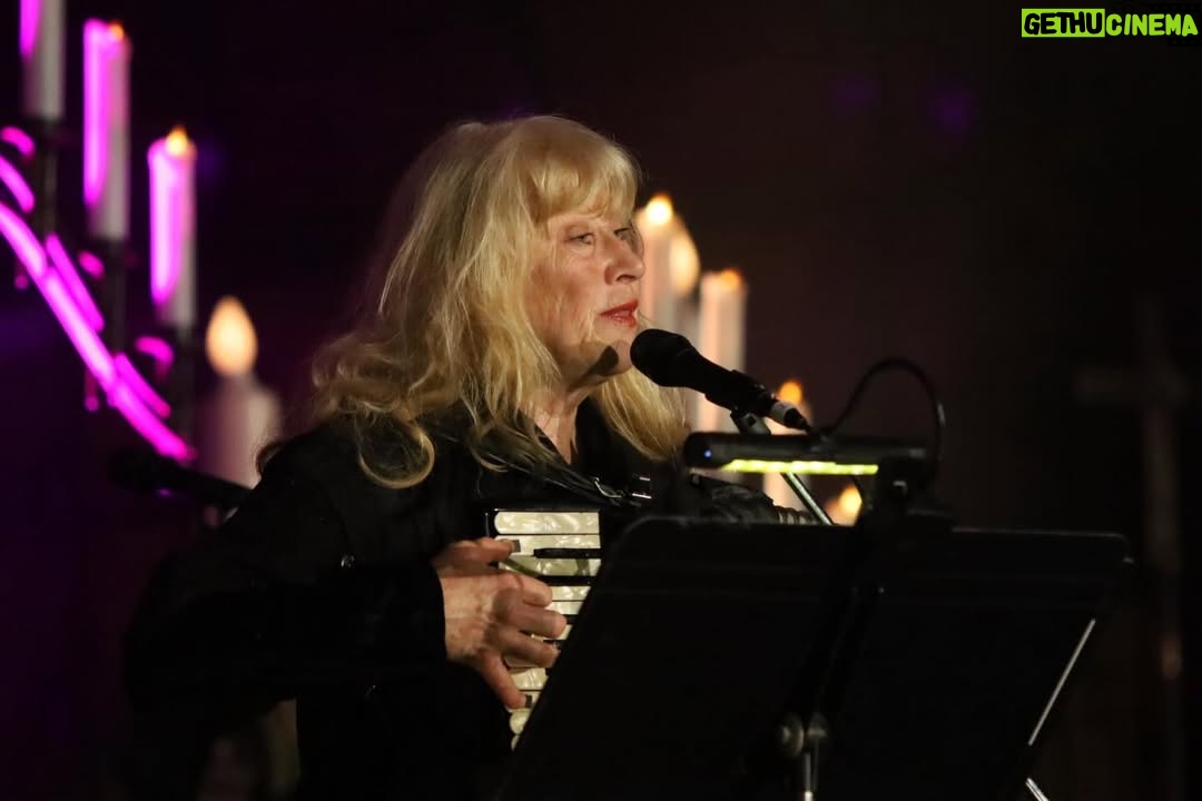 Loreena McKennitt - 3.4K Likes - Loreena’s 2025 performances of 𝑼𝒏𝒅𝒆𝒓 𝑨 𝑾𝒊𝒏𝒕𝒆𝒓’𝒔 𝑴𝒐𝒐𝒏 concert of music and tales, began last night with the first of two sold-out shows in her home base of Stratford, Ontario — but there are still a few tickets left for her London, Ontario show this Friday and her Toronto shows this weekend.
 
🎟️ TICKETS IN BIO LINK 🔗 @LoreenaMcKennitt 

📸 Loreena performing at @copperlight.stratford Dec 10, 2025