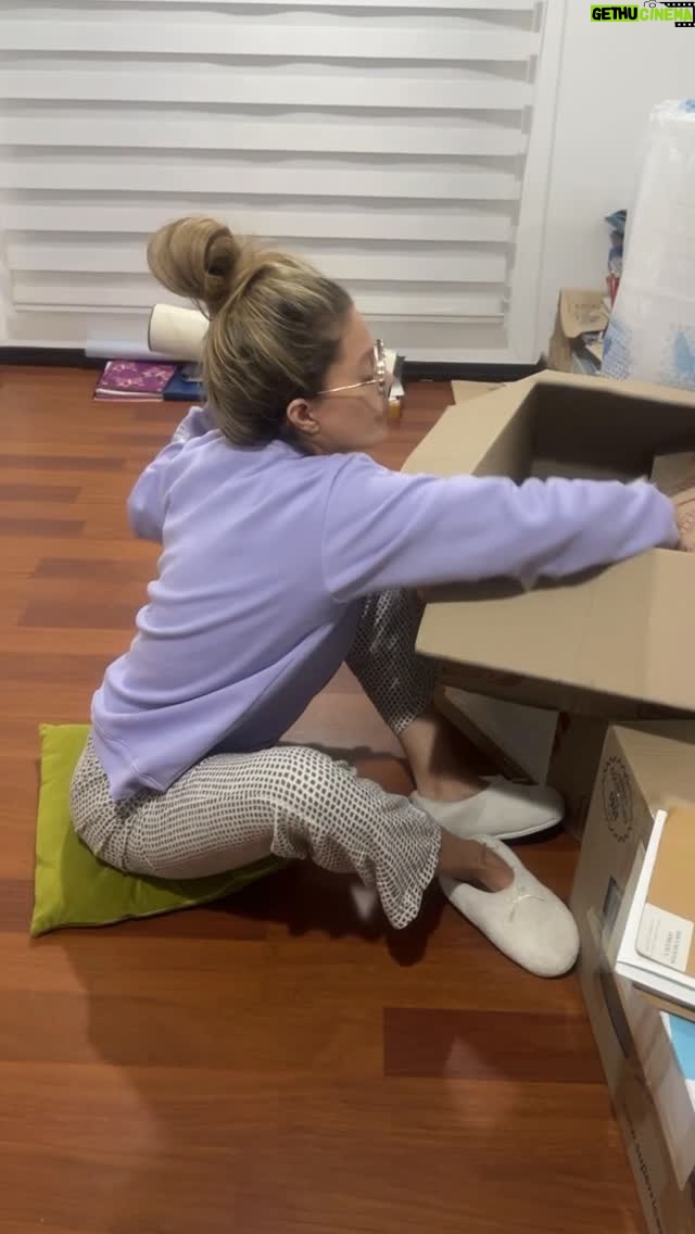 Lorna Cepeda - 83.3K Likes - Mi esposa en Instagram Vs. cuando está en la casa! 
#humor #humordeparejas