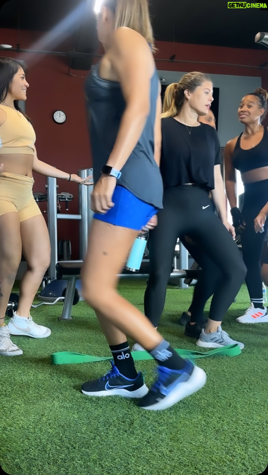 Lorna Cepeda - 157.3K Likes - Cuando todas estamos en la misma sintonía de locura! @alessamulisha @clau_madera @yaellsefchovich @elizabethcruzsi @minervamexia