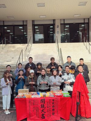 Lotus Wang Instagram - 《女俠俱樂部》實境秀開鏡成功🏆🎉🥳
連續兩天出外景☺️
雖然冷又累累的但為了台灣最美的文化歌仔戲《傳承》的使命是充滿希望充滿活力還有這麼多人的溫暖覺得很幸福🥰
謝謝大家辛苦了❤️
敬請期待 《陳亞蘭歌仔戲》
女俠俱樂部❤️

#我是保庇天后王彩樺
#祝大家新年快樂恭喜發財
#女俠俱樂部