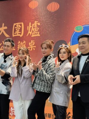 Lotus Wang Instagram - 《女俠俱樂部》實境秀開鏡成功🏆🎉🥳
連續兩天出外景☺️
雖然冷又累累的但為了台灣最美的文化歌仔戲《傳承》的使命是充滿希望充滿活力還有這麼多人的溫暖覺得很幸福🥰
謝謝大家辛苦了❤️
敬請期待 《陳亞蘭歌仔戲》
女俠俱樂部❤️

#我是保庇天后王彩樺
#祝大家新年快樂恭喜發財
#女俠俱樂部
