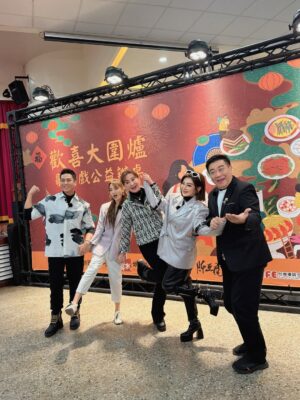 Lotus Wang Instagram - 《女俠俱樂部》實境秀開鏡成功🏆🎉🥳
連續兩天出外景☺️
雖然冷又累累的但為了台灣最美的文化歌仔戲《傳承》的使命是充滿希望充滿活力還有這麼多人的溫暖覺得很幸福🥰
謝謝大家辛苦了❤️
敬請期待 《陳亞蘭歌仔戲》
女俠俱樂部❤️

#我是保庇天后王彩樺
#祝大家新年快樂恭喜發財
#女俠俱樂部
