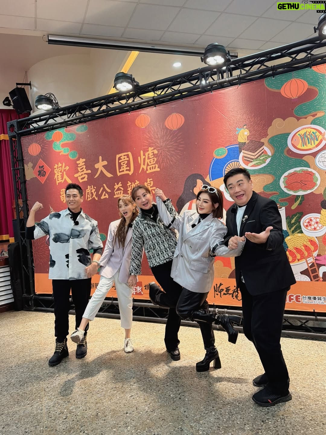 Lotus Wang - 1.3K Likes - 《女俠俱樂部》實境秀開鏡成功🏆🎉🥳
連續兩天出外景☺️
雖然冷又累累的但為了台灣最美的文化歌仔戲《傳承》的使命是充滿希望充滿活力還有這麼多人的溫暖覺得很幸福🥰
謝謝大家辛苦了❤️
敬請期待 《陳亞蘭歌仔戲》
女俠俱樂部❤️

#我是保庇天后王彩樺
#祝大家新年快樂恭喜發財
#女俠俱樂部